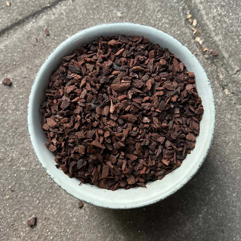 Close-up texture of mini pine bark 3-6mm showing optimal orchid growing structure"