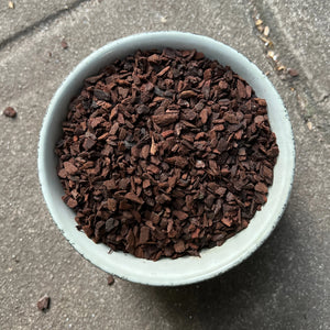 Close-up texture of mini pine bark 3-6mm showing optimal orchid growing structure"