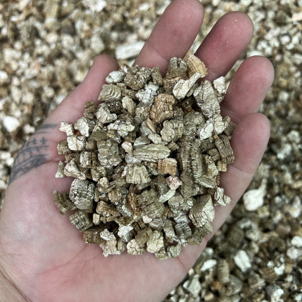 Close-up texture of vermiculite 3-8mm showing optimal chunk size for plant drainage